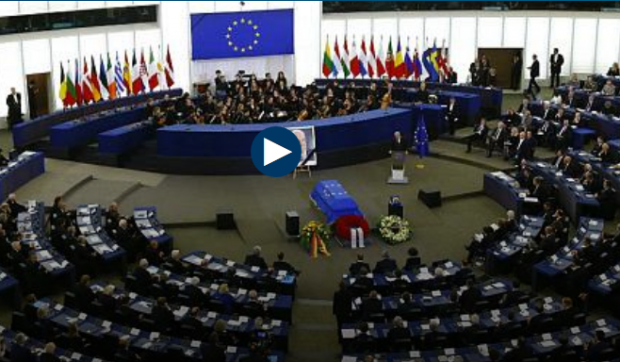 ادای احترام اعضای پارلمان اروپا به پیکر هلموت کهل
